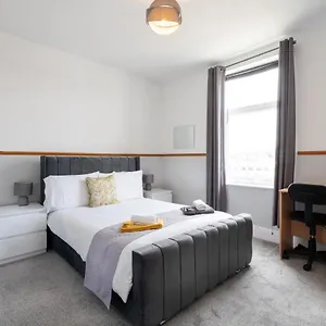 Holiday home Spacious 4br, Parking, Near Centre, Accommodates 8, Sheffield