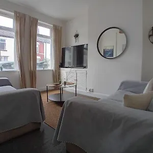 Large Family Location 3 Double Bedrooms And 1 Single Bedroom Holiday home Cardiff